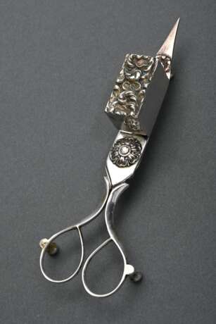 Wick trimmer with floral relief, 800 silver, 87g, … - фото 2 Wick trimmer with floral relief, 800 silver, 87g, … - фото 2