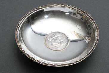 Runde Münzschale mit "Daimler Benz" Münze von 1886…