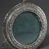 Round silver frame with embossed ornamental decora… - фото 1