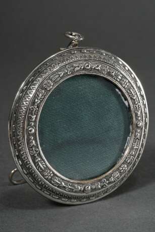 Round silver frame with embossed ornamental decora… - фото 1 Round silver frame with embossed ornamental decora… - фото 1
