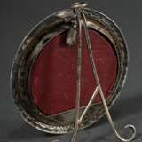 Round silver frame with embossed ornamental decora… - фото 2