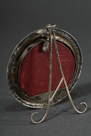 Round silver frame with embossed ornamental decora… - фото 2 Round silver frame with embossed ornamental decora… - фото 2