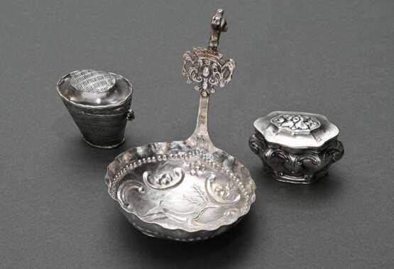 3 Various pieces of Dutch silver with repoussé dec… - photo 1 3 Various pieces of Dutch silver with repoussé dec… - photo 1