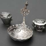 3 Various pieces of Dutch silver with repoussé dec… - photo 1