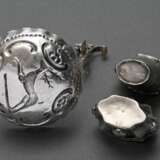3 Various pieces of Dutch silver with repoussé dec… - photo 4