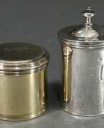 Vertu Objekte. 2 Diverse zylindrische Dosen in schlichter Façon m…