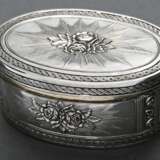 Oval snuffbox with embossed rose, ray, and ornamen… - photo 1