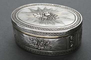 Oval snuffbox with embossed rose, ray, and ornamen…