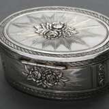 Oval snuffbox with embossed rose, ray, and ornamen… - photo 2