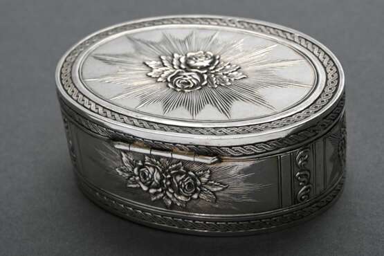 Oval snuffbox with embossed rose, ray, and ornamen… - photo 2 Oval snuffbox with embossed rose, ray, and ornamen… - photo 2