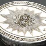 Oval snuffbox with embossed rose, ray, and ornamen… - photo 3