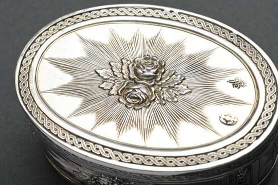 Oval snuffbox with embossed rose, ray, and ornamen… - photo 3 Oval snuffbox with embossed rose, ray, and ornamen… - photo 3