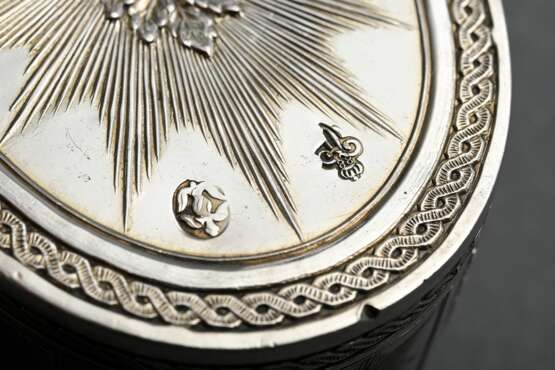 Oval snuffbox with embossed rose, ray, and ornamen… - photo 4 Oval snuffbox with embossed rose, ray, and ornamen… - photo 4