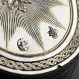 Oval snuffbox with embossed rose, ray, and ornamen… - photo 4