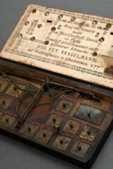 Antike Goldwaage im Holz Etui mit Gewichten in Duc…