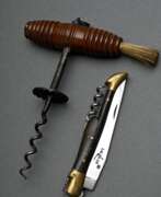 Wein & Spirituosen. 2 Diverse Teile Korkenzieher mit Holzgriff und Pin…