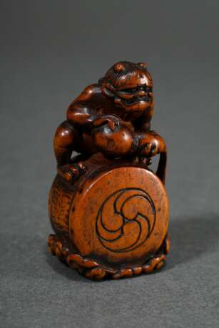Boxwood netsuke ‘Oni with Raiden's drum and Futen'… - photo 1 Boxwood netsuke ‘Oni with Raiden's drum and Futen'… - photo 1