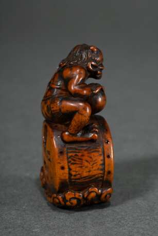 Boxwood netsuke ‘Oni with Raiden's drum and Futen'… - photo 2 Boxwood netsuke ‘Oni with Raiden's drum and Futen'… - photo 2