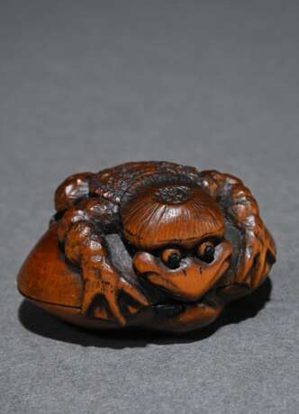 Boxwood Shunga Netsuke ‘Kappa opening a clam’ with… - photo 1
