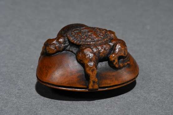 Boxwood Shunga Netsuke ‘Kappa opening a clam’ with… - photo 2