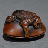 Boxwood Shunga Netsuke ‘Kappa opening a clam’ with… - photo 2