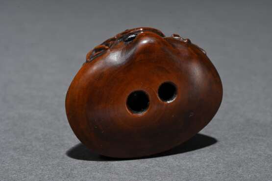 Boxwood Shunga Netsuke ‘Kappa opening a clam’ with… - photo 3