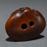 Boxwood Shunga Netsuke ‘Kappa opening a clam’ with… - photo 3