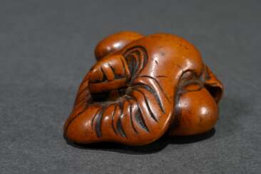Light boxwood netsuke ‘Sleeping Temple Servant’ wi…