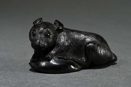 Umoregi Netsuke ‘Rat on Chestnut’, lying with head… - photo 1 Umoregi Netsuke ‘Rat on Chestnut’, lying with head… - photo 1