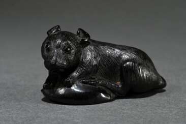 Umoregi Netsuke ‘Rat on Chestnut’, lying with head…