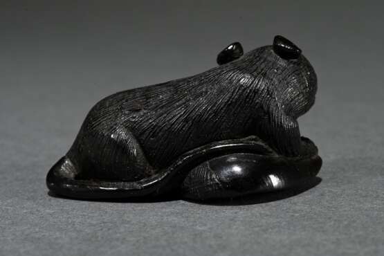 Umoregi Netsuke ‘Rat on Chestnut’, lying with head… - photo 2 Umoregi Netsuke ‘Rat on Chestnut’, lying with head… - photo 2