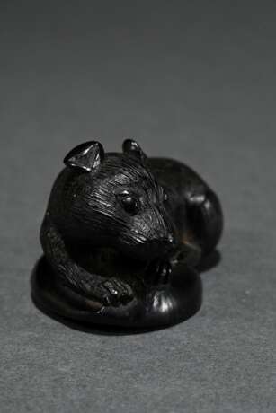 Umoregi Netsuke ‘Rat on Chestnut’, lying with head… - photo 3 Umoregi Netsuke ‘Rat on Chestnut’, lying with head… - photo 3