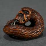 Boxwood netsuke ‘Reclining Dragon’ with split silv… - photo 1