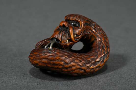 Boxwood netsuke ‘Reclining Dragon’ with split silv… - photo 1 Boxwood netsuke ‘Reclining Dragon’ with split silv… - photo 1