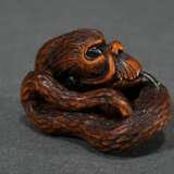 Boxwood netsuke ‘Reclining Dragon’ with split silv… - photo 2