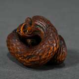 Boxwood netsuke ‘Reclining Dragon’ with split silv… - photo 3