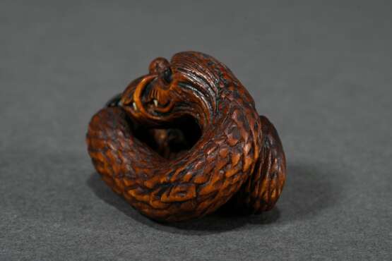 Boxwood netsuke ‘Reclining Dragon’ with split silv… - photo 3 Boxwood netsuke ‘Reclining Dragon’ with split silv… - photo 3