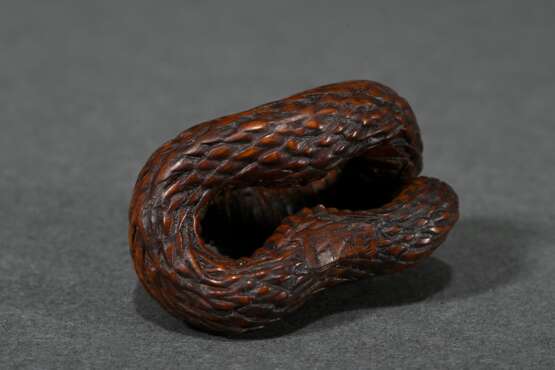 Boxwood netsuke ‘Reclining Dragon’ with split silv… - photo 4 Boxwood netsuke ‘Reclining Dragon’ with split silv… - photo 4