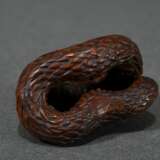 Boxwood netsuke ‘Reclining Dragon’ with split silv… - photo 4
