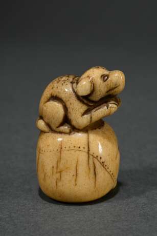Mingei Hirschhorn netsuke ‘Puppy on Hotei's sack’,… - photo 2 Mingei Hirschhorn netsuke ‘Puppy on Hotei's sack’,… - photo 2