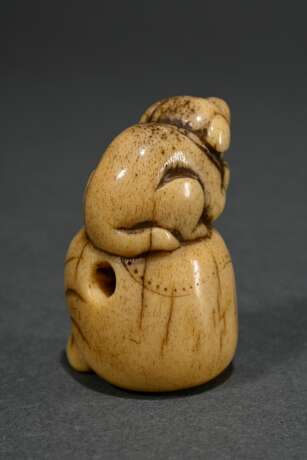 Mingei Hirschhorn netsuke ‘Puppy on Hotei's sack’,… - photo 3 Mingei Hirschhorn netsuke ‘Puppy on Hotei's sack’,… - photo 3
