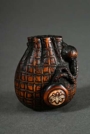 Boxwood netsuke in the shape of a tobacco pouch wi… - photo 1
