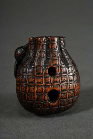 Boxwood netsuke in the shape of a tobacco pouch wi… - photo 2