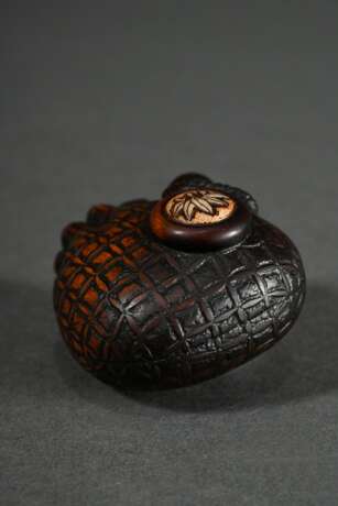 Boxwood netsuke in the shape of a tobacco pouch wi… - photo 3