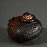 Boxwood netsuke in the shape of a tobacco pouch wi… - photo 3