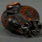 Boxwood netsuke in the shape of a tobacco pouch wi… - photo 4