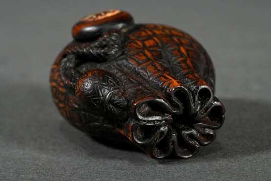 Boxwood netsuke in the shape of a tobacco pouch wi… - photo 4