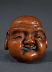 Boxwood netsuke ‘Daikoku mask’, signed Deme Uman 出…