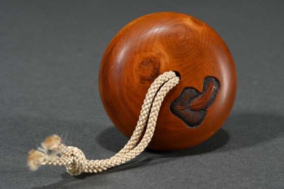 Boxwood Manju netsuke with ‘Okame’ and “mushroom” … - photo 3