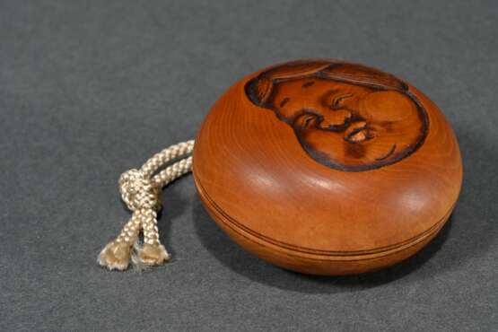 Boxwood Manju netsuke with ‘Okame’ and “mushroom” … - photo 4